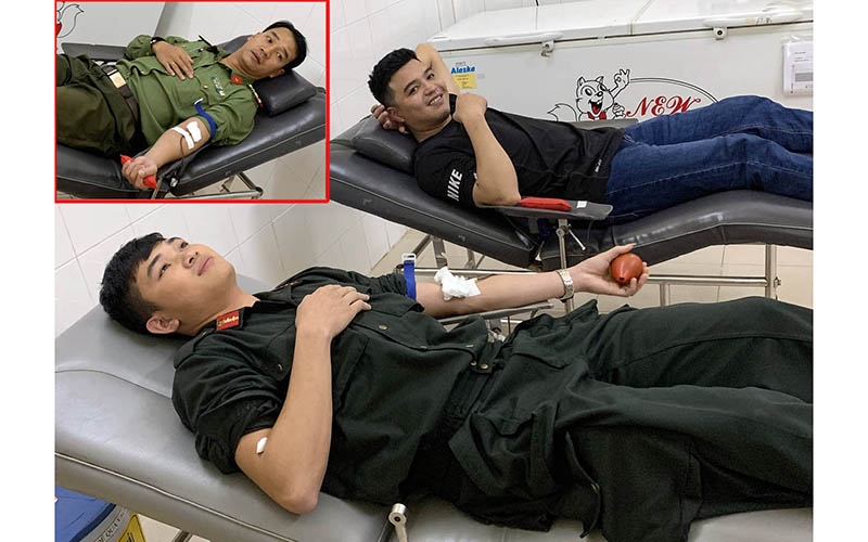 Ba chiến sĩ công an có nhóm máu cực hiếm đã hiến máu kịp thời cứu bệnh nhân. (Ảnh: Bệnh viện đa khoa tỉnh Lâm Đồng cung cấp)